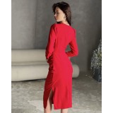 Платье длины миди с драпировкой в рубиновом цвете