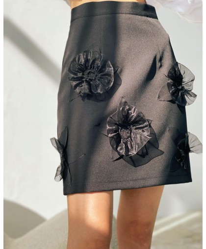 Черная мини-юбка с декором из органзы